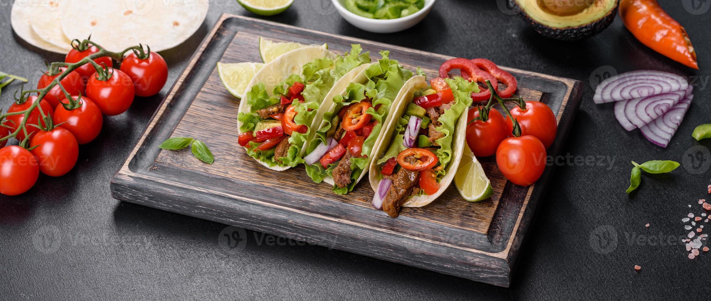 tacos messicani con manzo, pomodori, avocado, cipolla e salsa di salsa foto