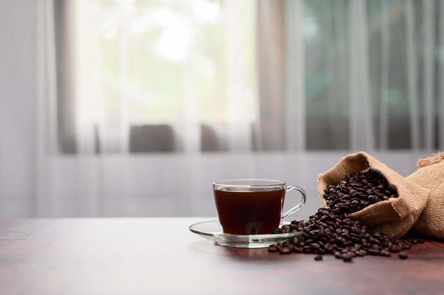 tazze e chicchi di caffè forniscono energia foto