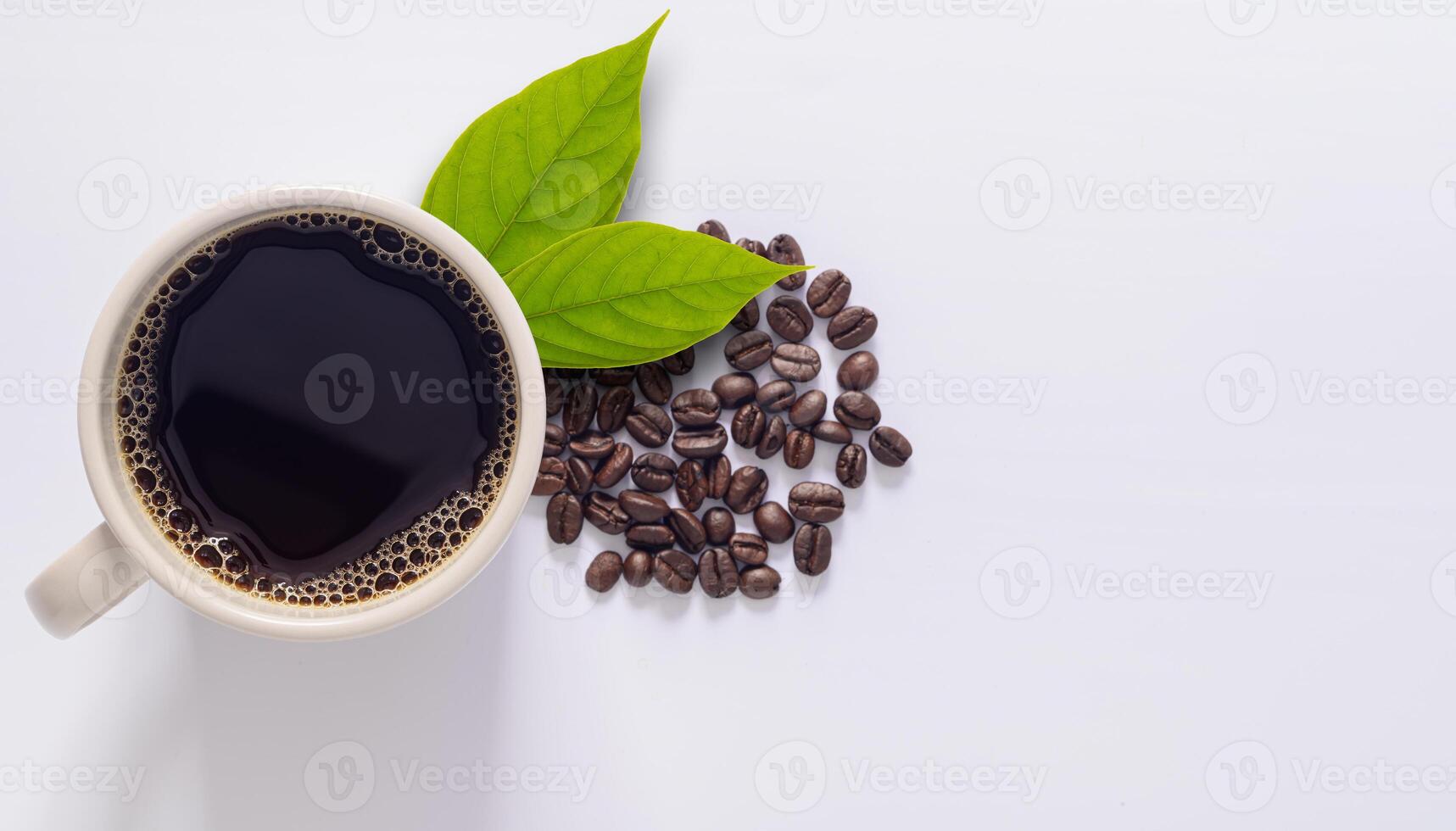 tazza di caffè, chicchi di caffè, scena di sfondo bianco foto