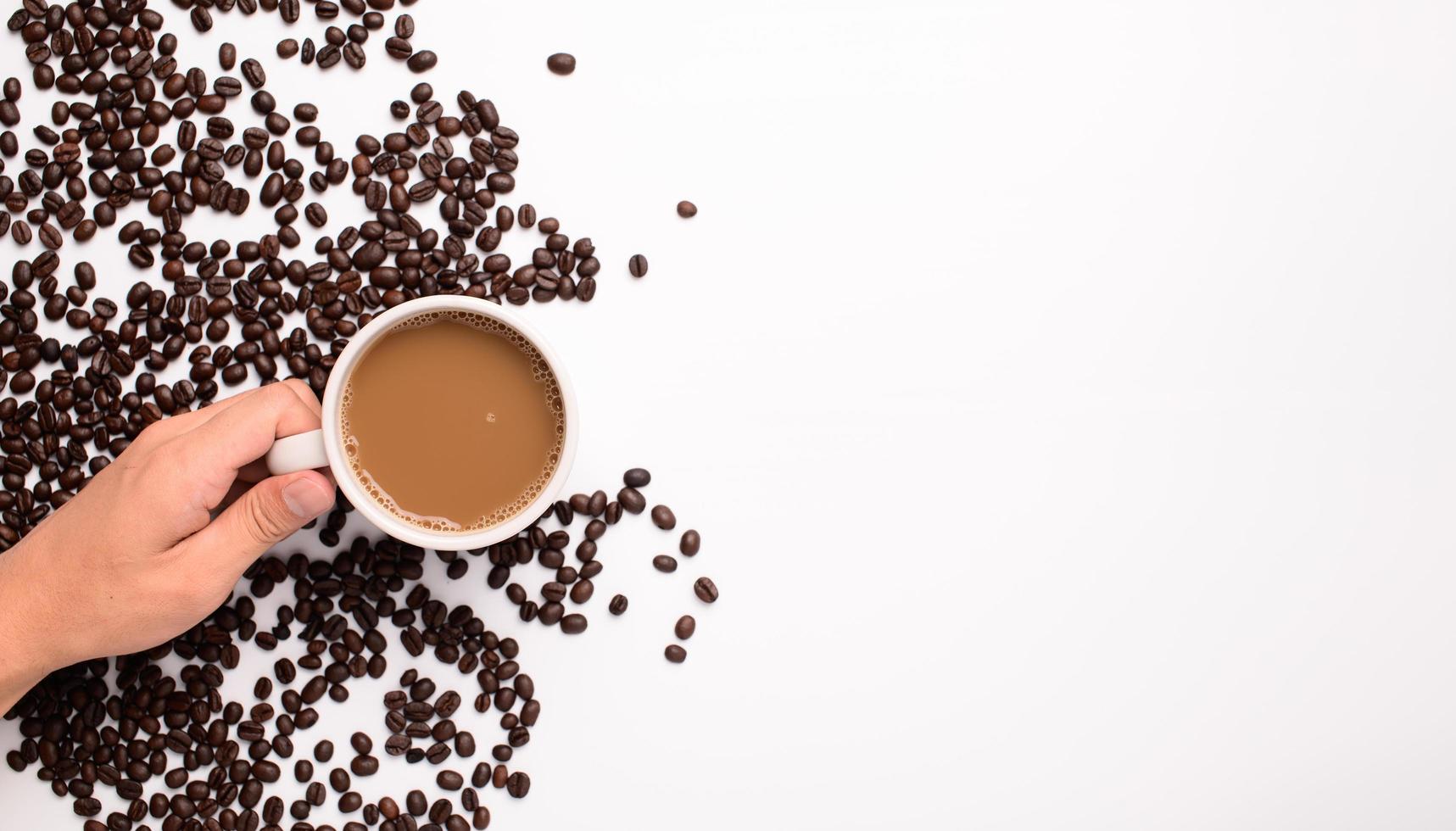 tazza di caffè, chicchi di caffè, scena di sfondo bianco foto