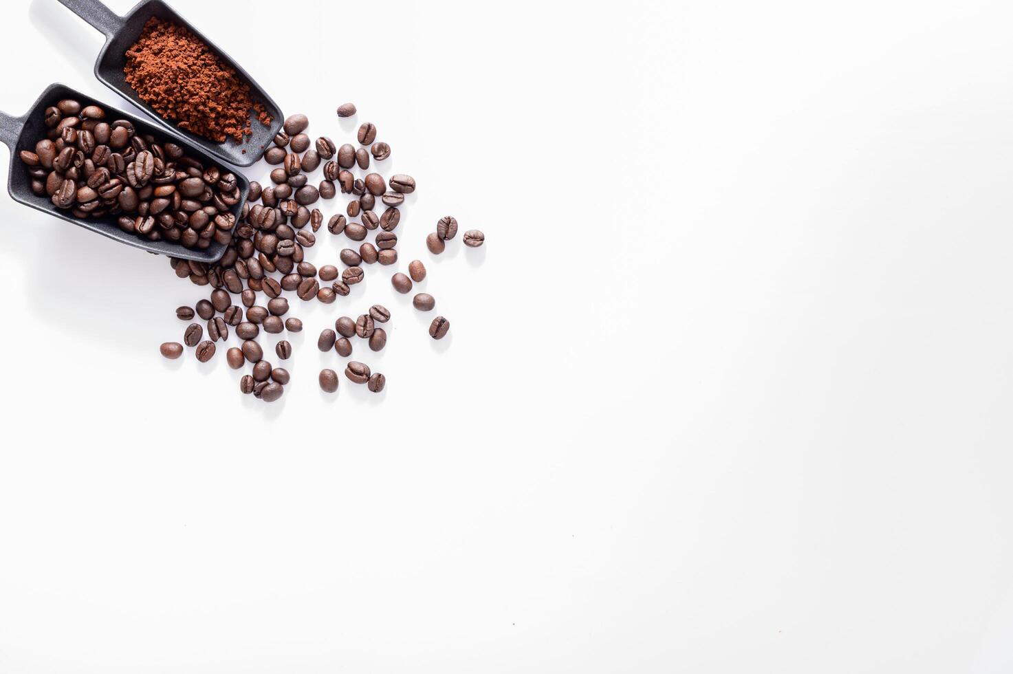 caffè macinato, chicchi di caffè, fondo bianco foto