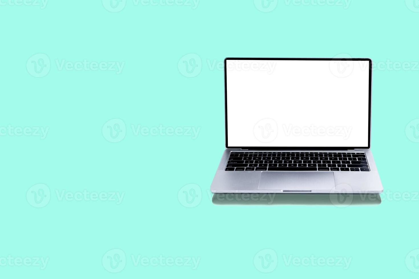 laptop e schermo simulato su sfondo verde foto