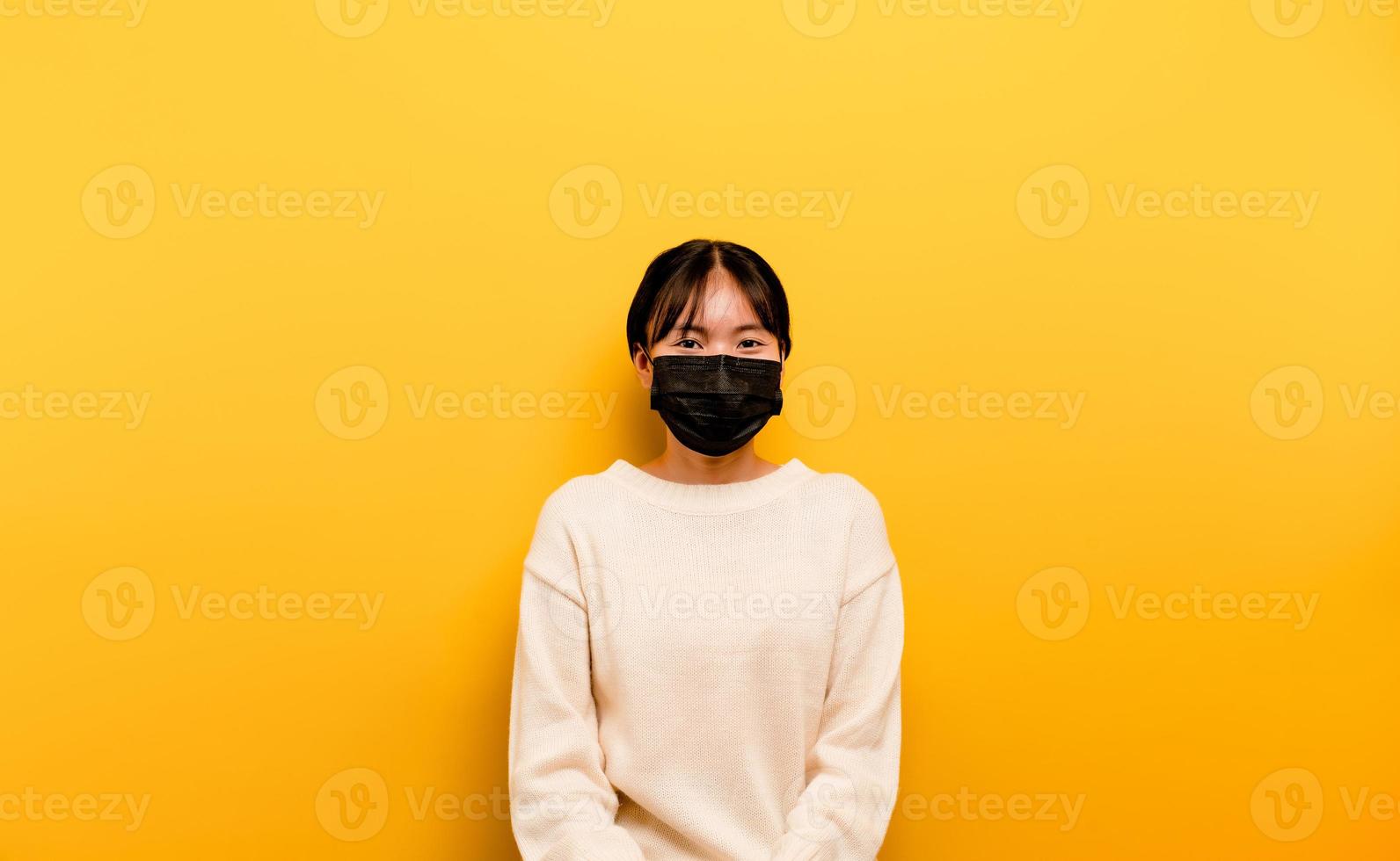 donna asiatica che indossa una maschera prevenzione del virus corona foto