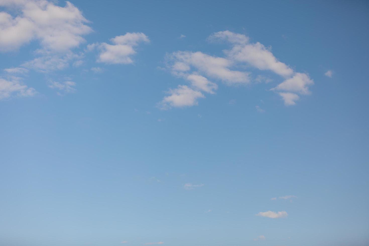 nuvole bianche nel cielo azzurro d'estate foto