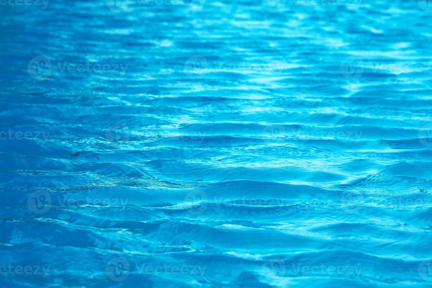 l'acqua dell'oceano è così limpida che puoi vedere sabbia e conchiglie nell'acqua foto