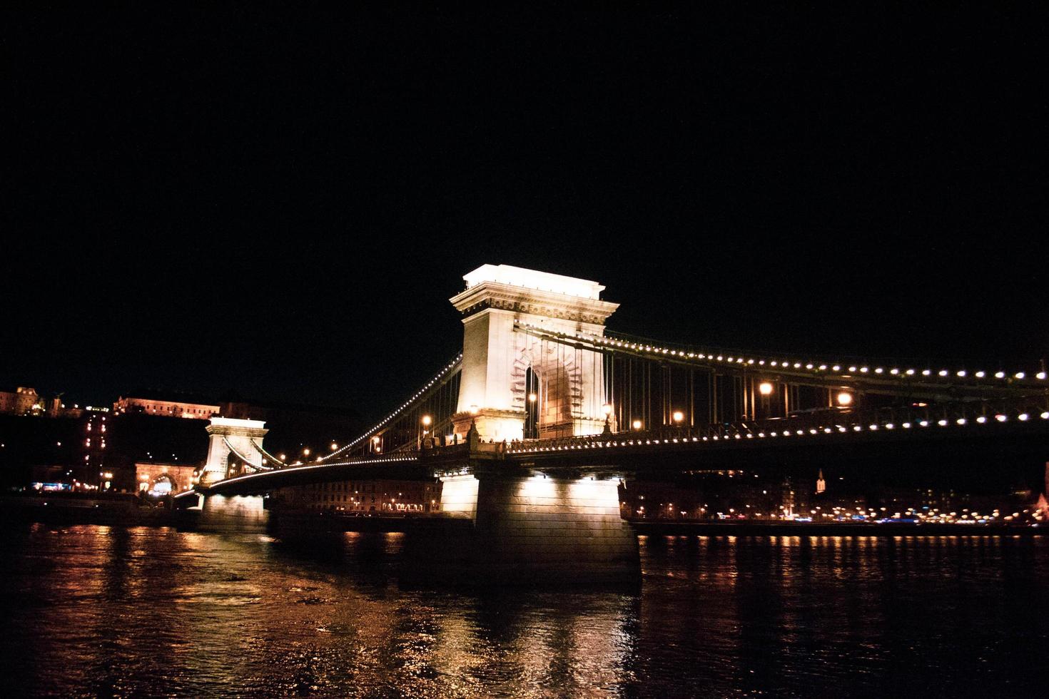 vista notturna del ponte delle catene, budapest, ungheria foto