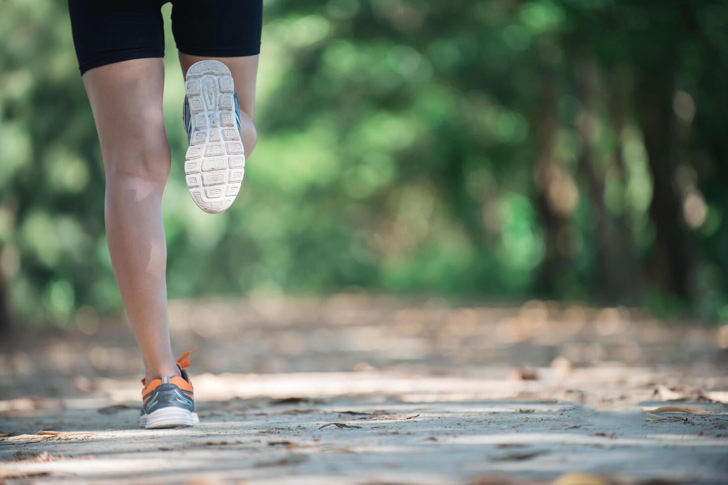 posteriore di una donna sana durante il jogging mattutino al parco. foto