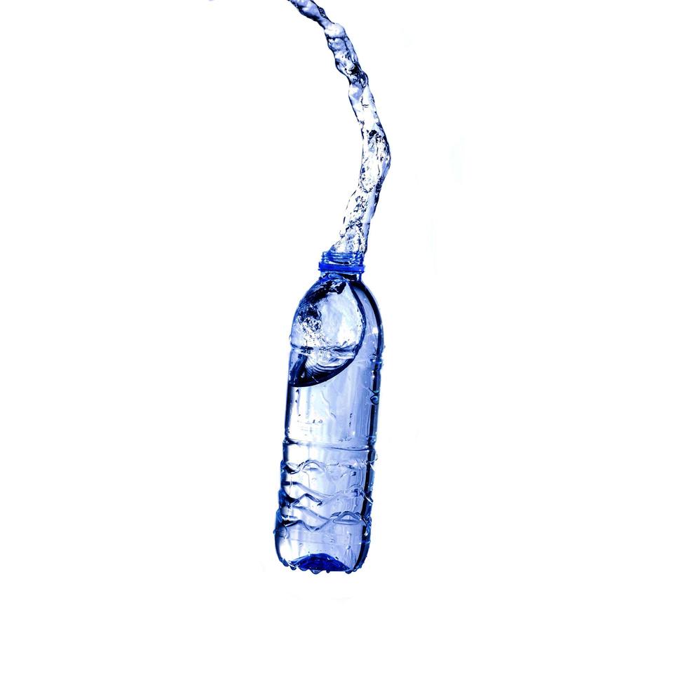 spruzzi d'acqua da una bottiglia di plastica foto