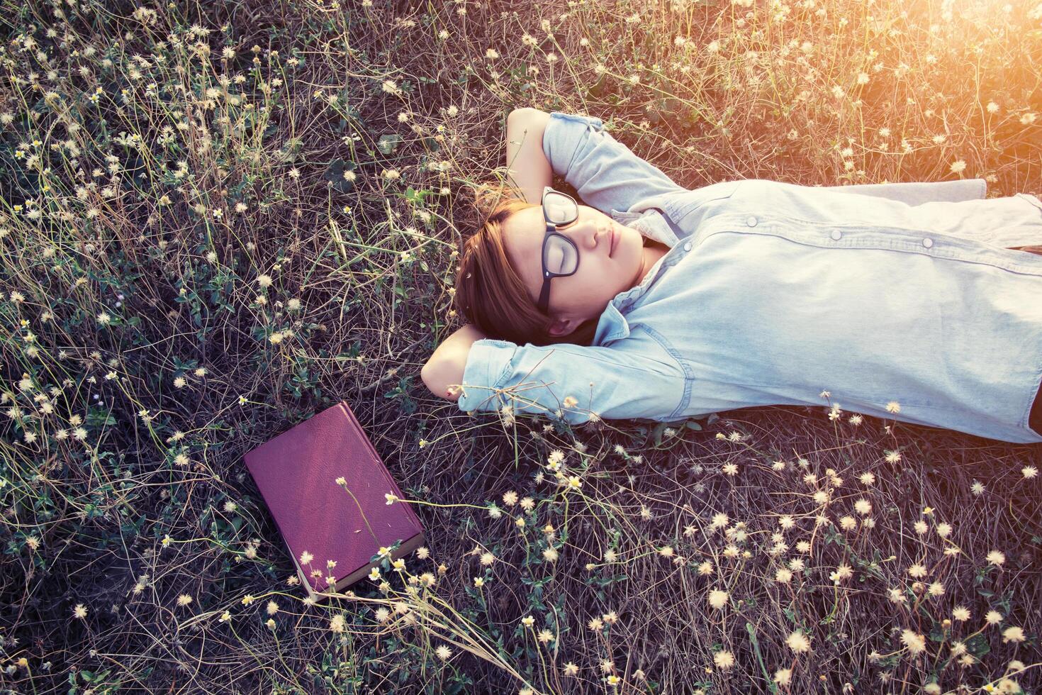 bella giovane hipster sdraiata sul campo dei prati smiley foto