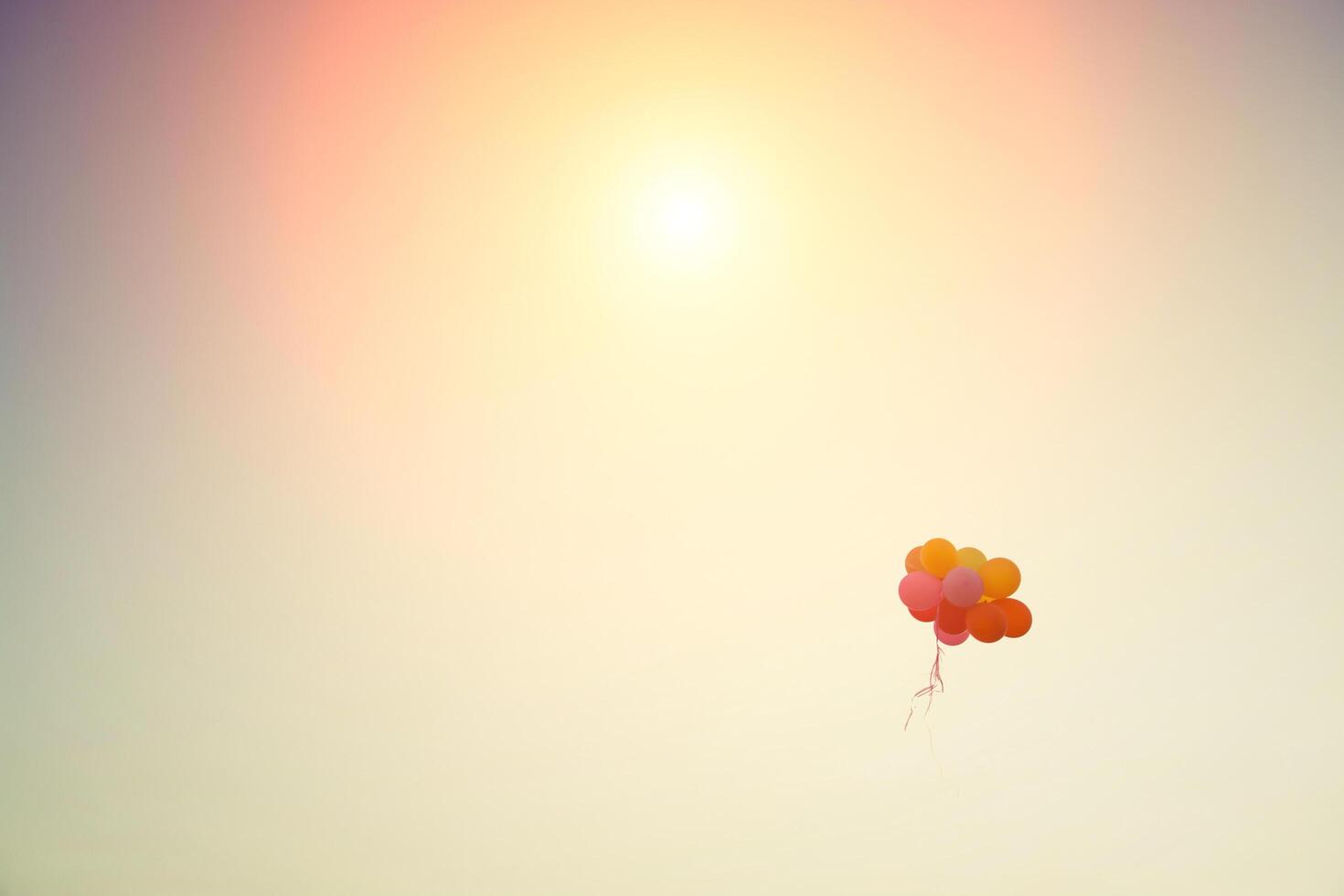 colorato di palloncini che volano via verso il cielo non riesce a prenderlo foto