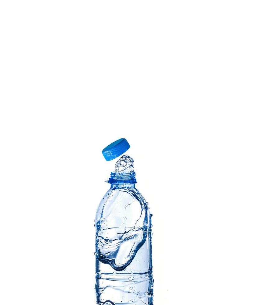 spruzzi d'acqua da una bottiglia di plastica foto