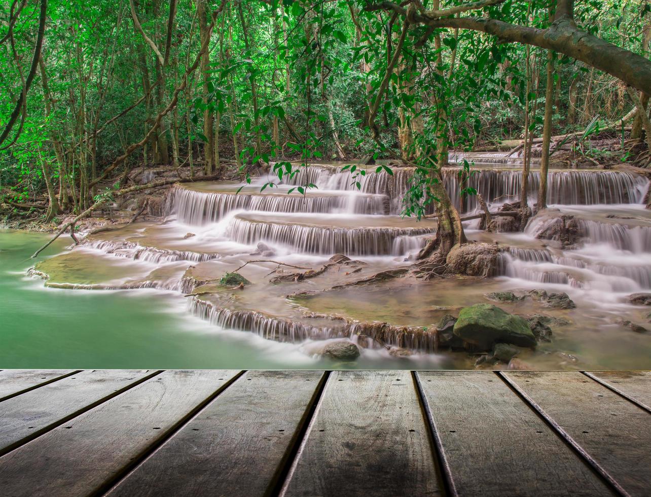pavimento in legno e cascata fresca natura foto