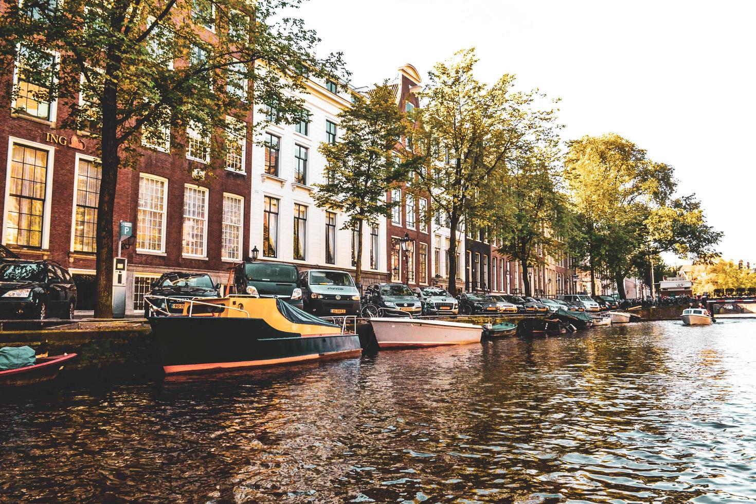 edifici lungo il fiume ad amsterdam, paesi bassi foto