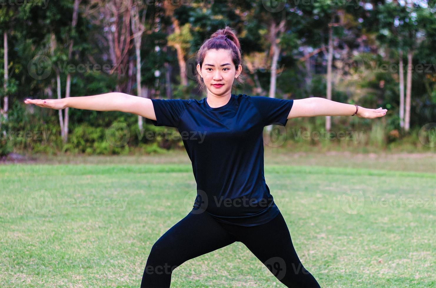 bella donna asiatica - yoga nel parco foto