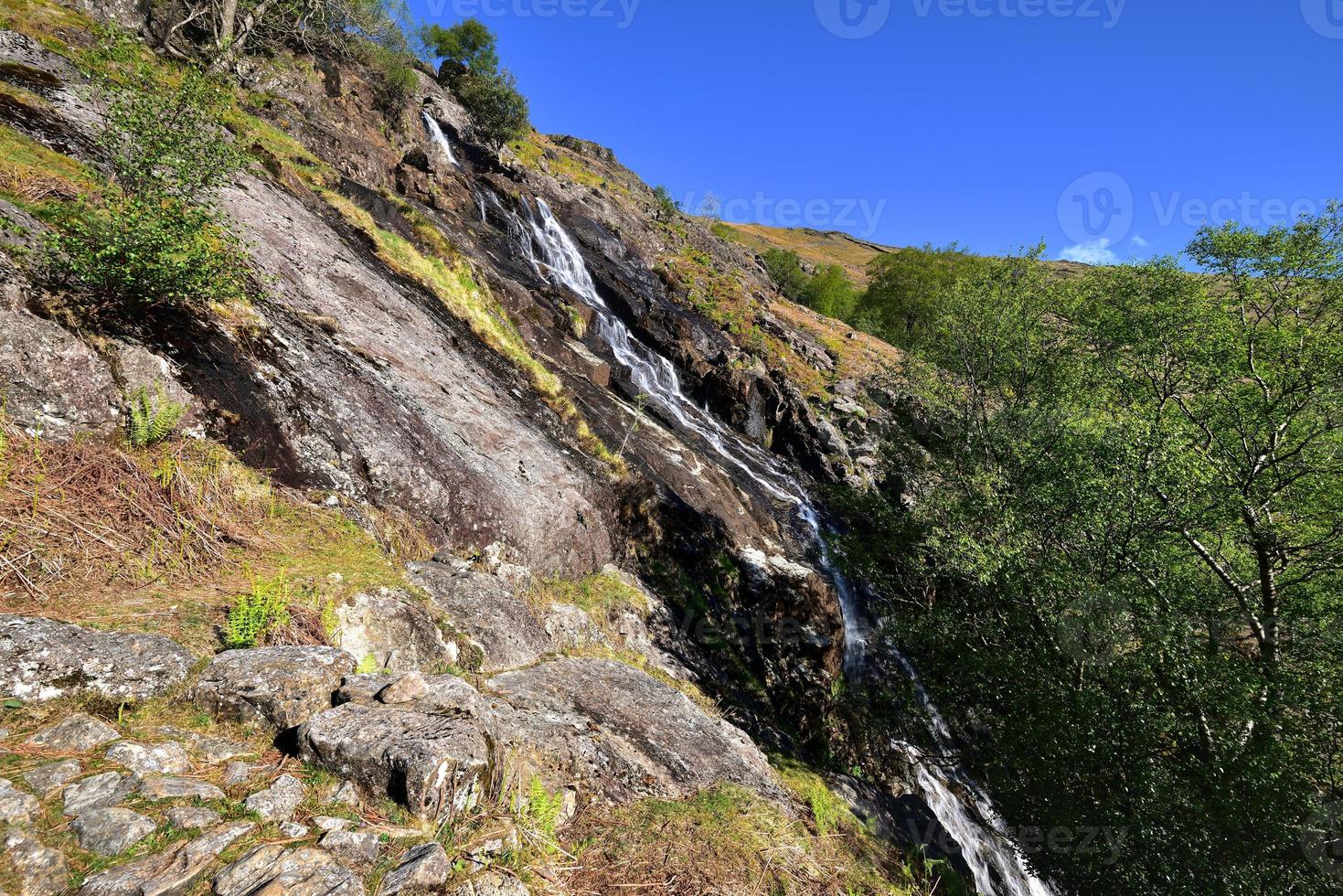 cascata d'acqua sui pendii di base marrone foto