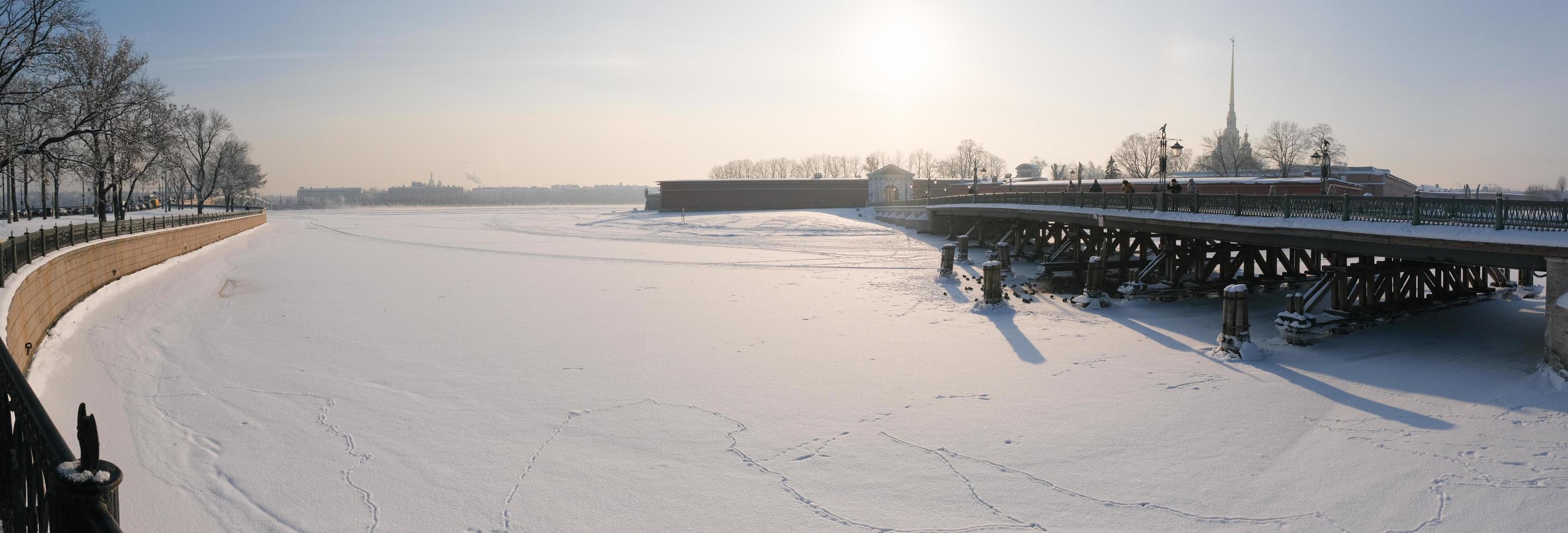 panorama invernale, vista dell'isola delle lepri e del ponte ioannovsky nella nebbia foto