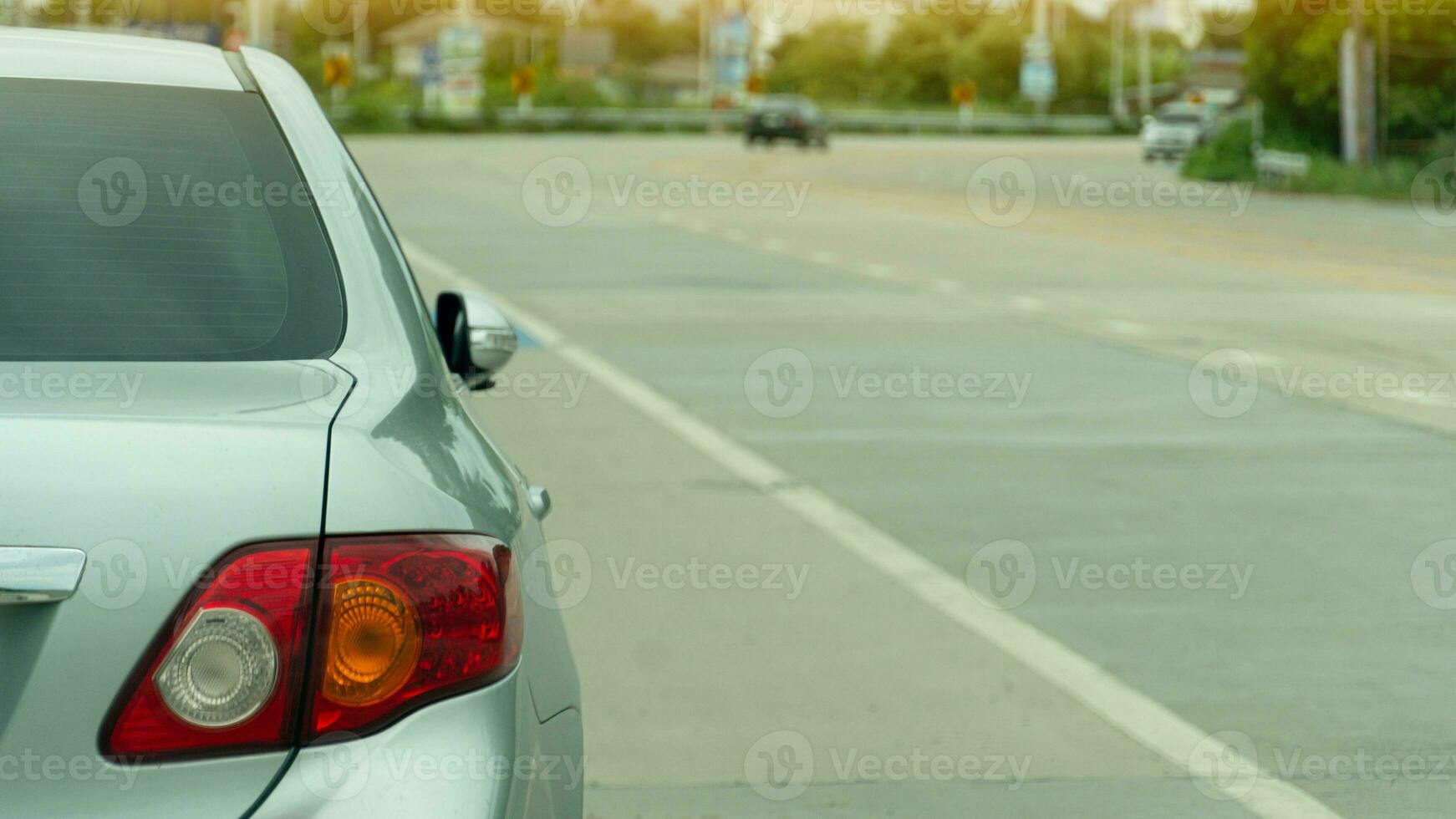 posteriore lato di argento auto parcheggio accanto calcestruzzo strada. su il né vuoto a giorno nel Tailandia. foto