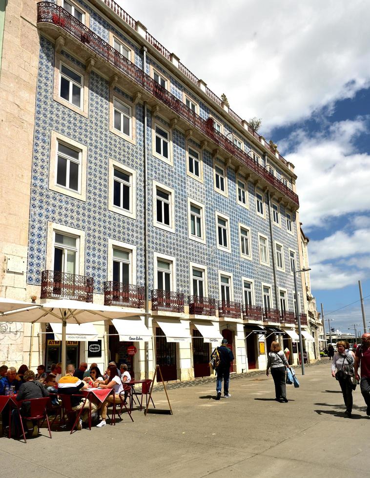 Lisbona, Portogallo - 26 aprile 2019, piastrelle da parete con motivi blu su questa facciata dell'edificio foto