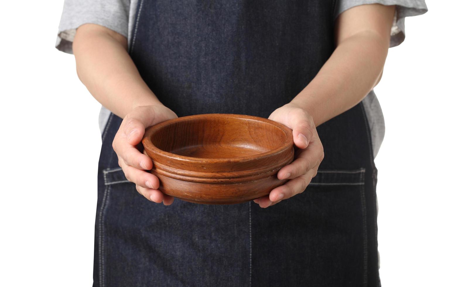 chef con tazza di legno su sfondo bianco foto