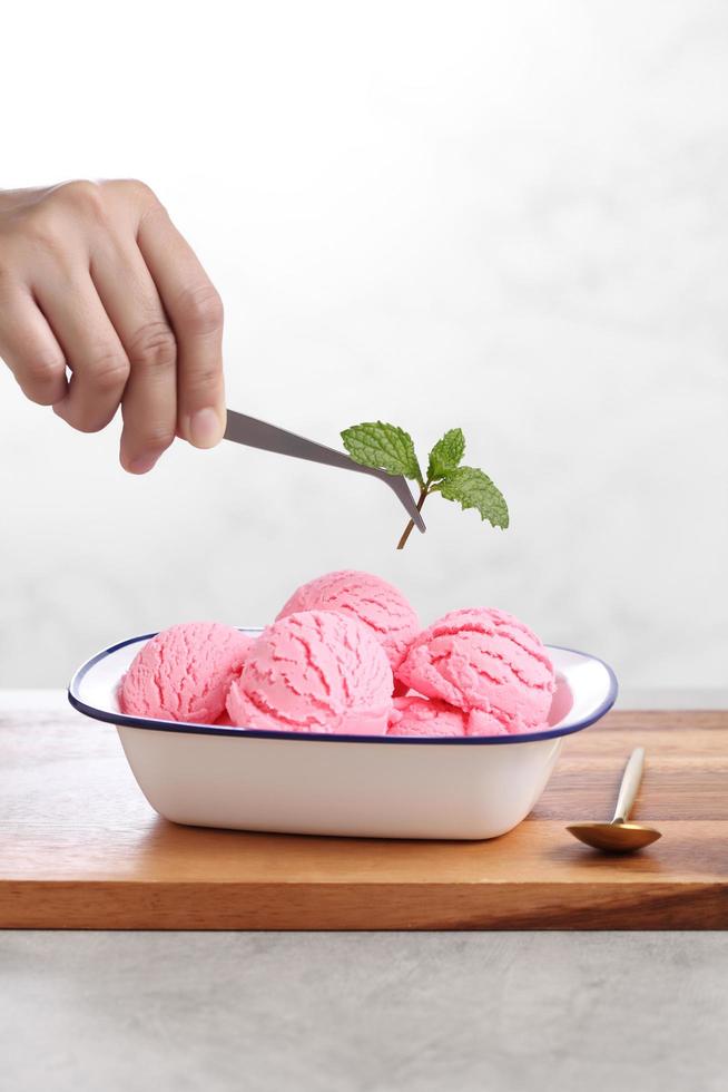 il food stylist usa le pinzette per decorare il gelato finto foto