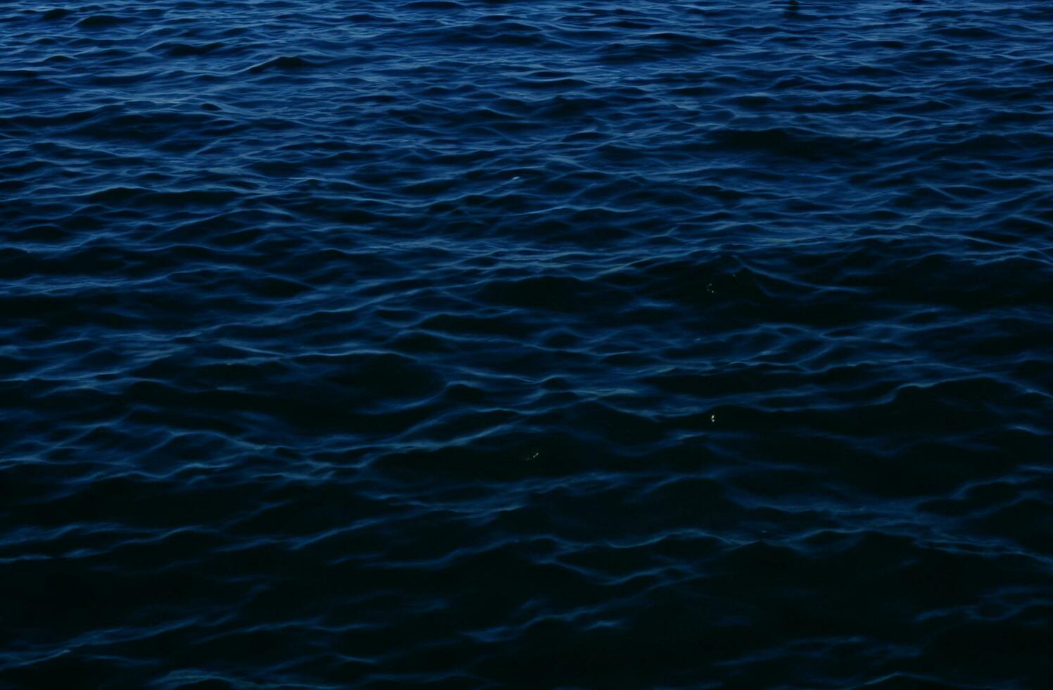 sfondo della superficie dell'acqua blu foto