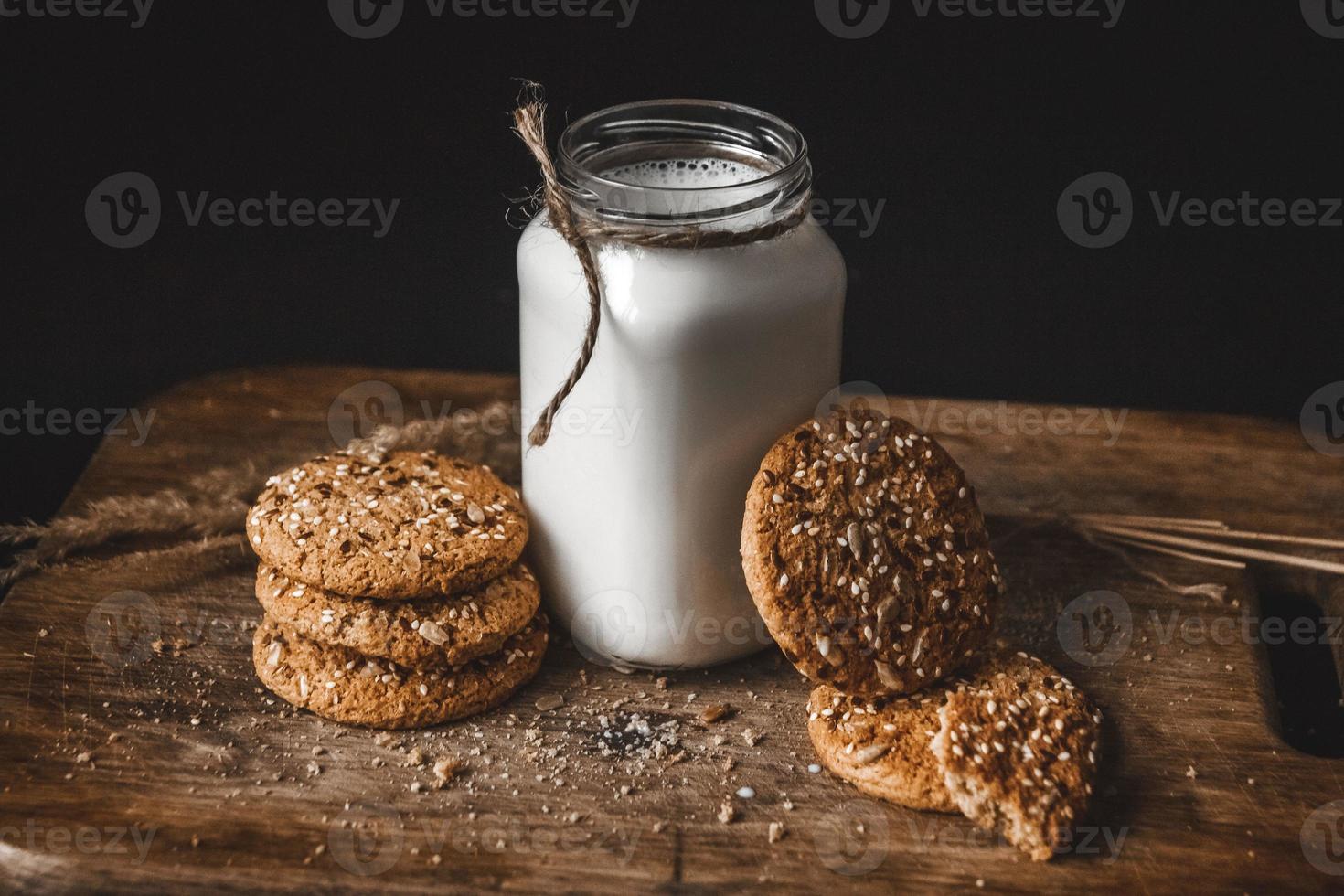 biscotti al burro di arachidi fatti in casa sul tagliere foto