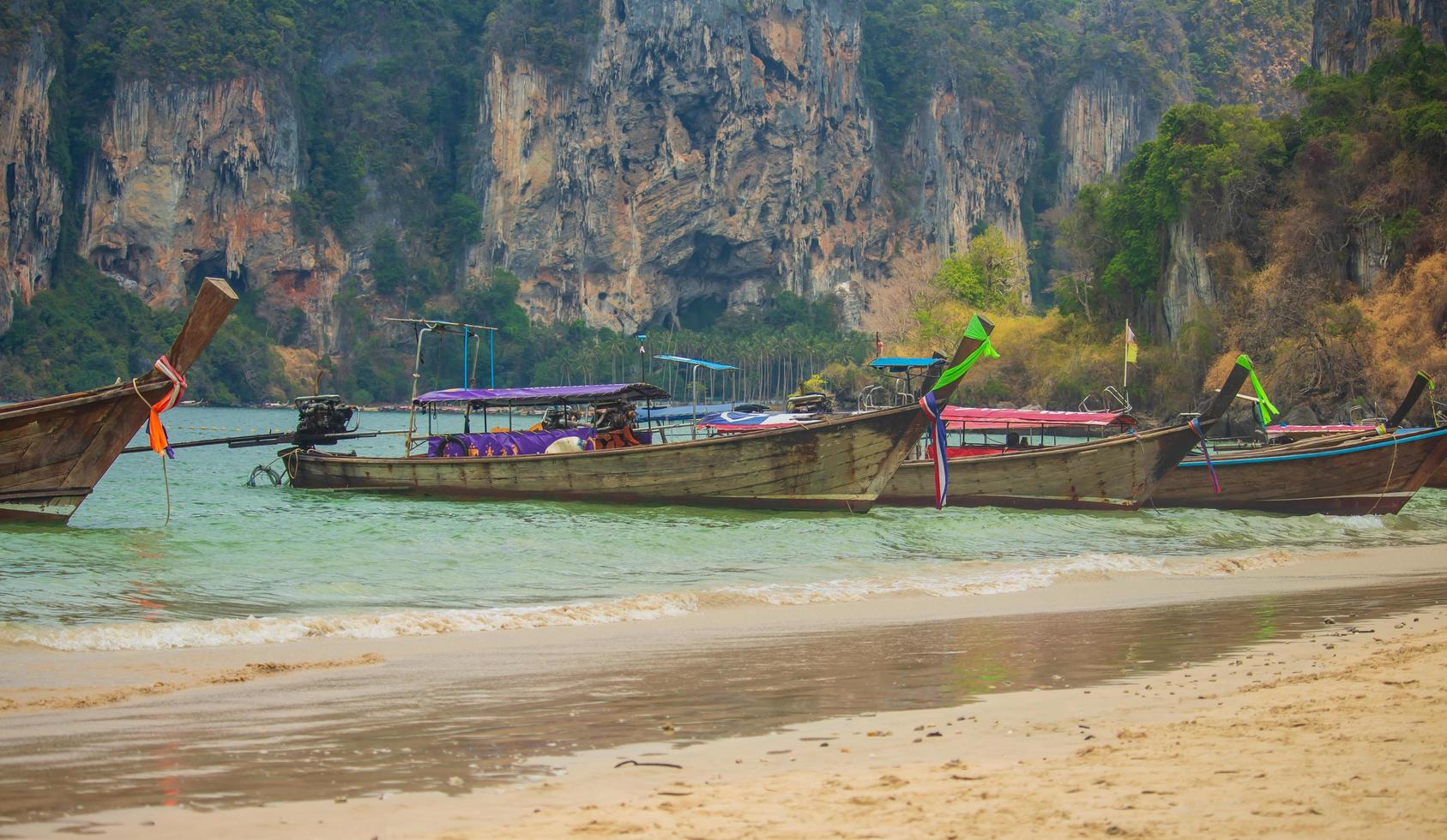 barche tradizionali a phi phi island foto