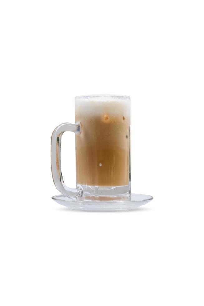 caffè freddo in un bicchiere isolato su sfondo bianco. foto