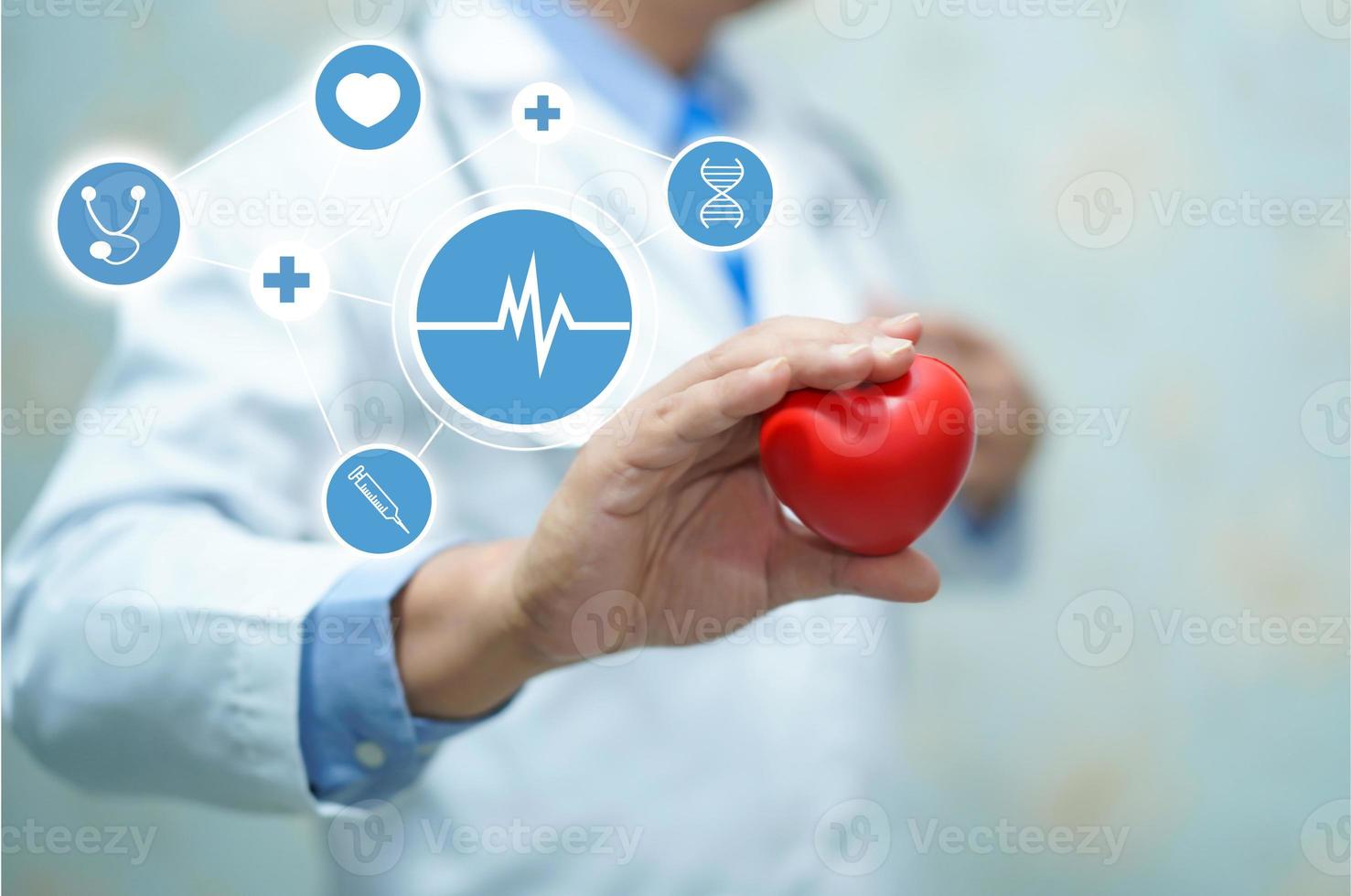 medico che tiene cuore rosso in ospedale, concetto medico. foto