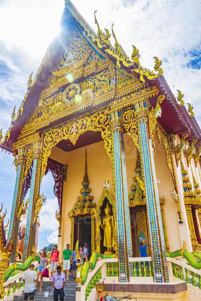 architettura colorata al tempio di wat plai laem sull'isola di koh samui, thailandia, 2018 foto