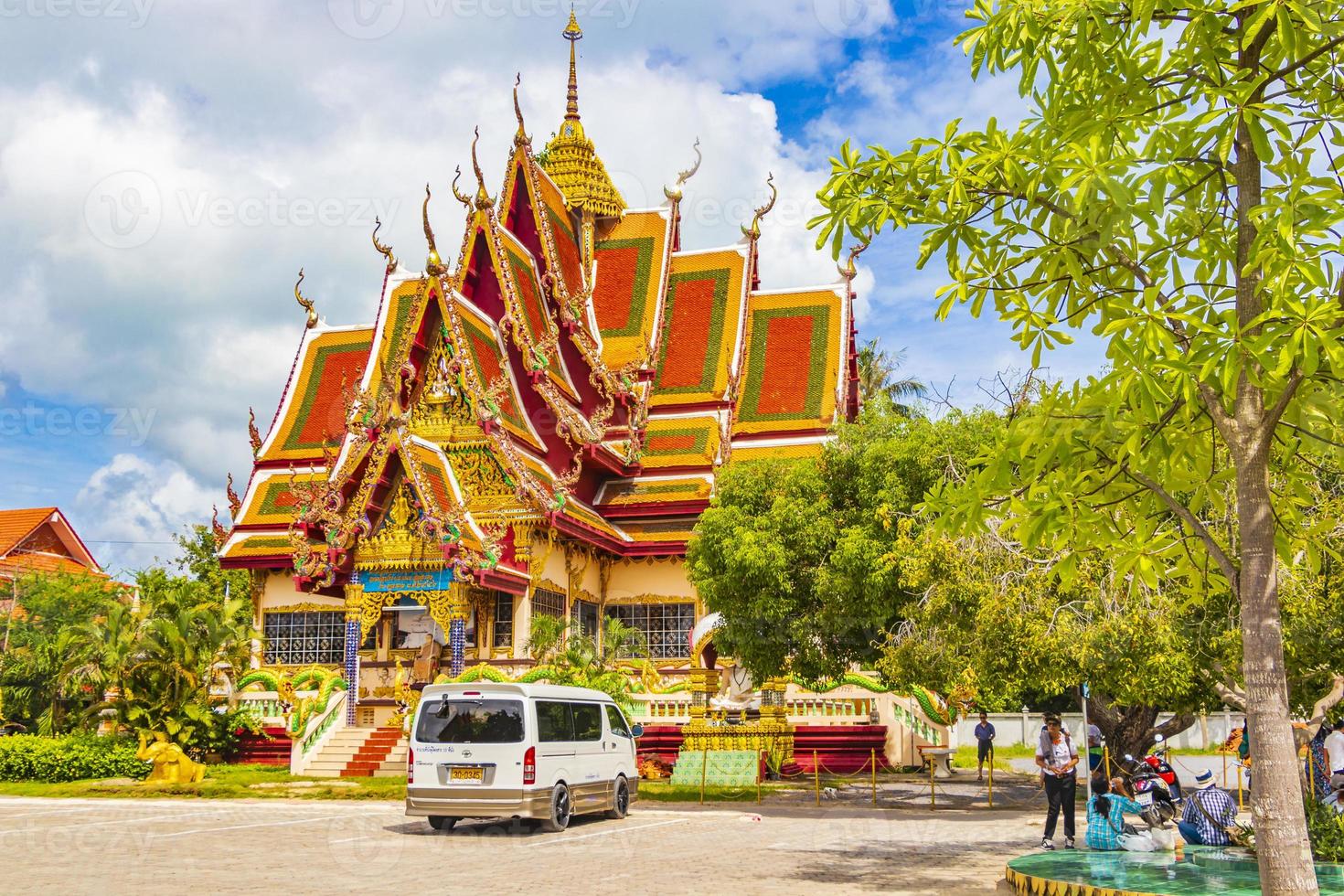 architettura colorata al tempio di wat plai laem sull'isola di koh samui, thailandia, 2018 foto