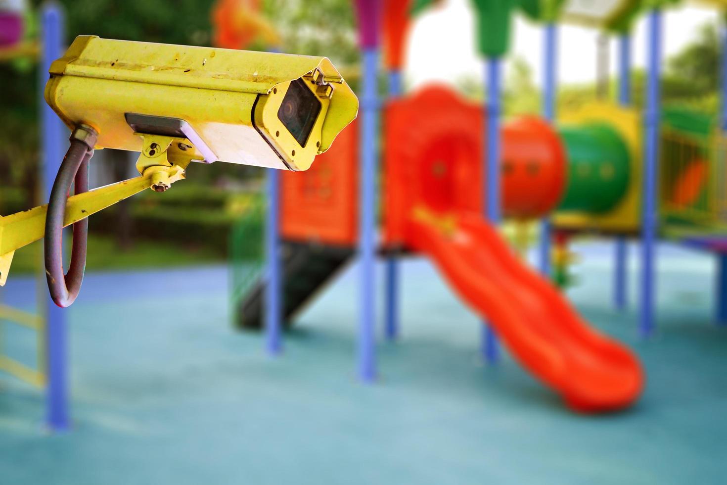 telecamera a circuito chiuso al parco giochi per bambini per sicurezza foto