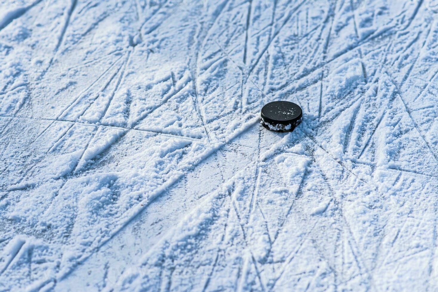 nero hockey disco bugie su ghiaccio a stadio foto