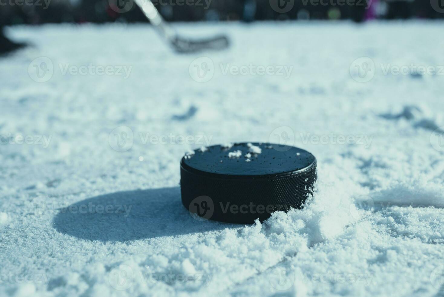 hockey disco bugie su il neve avvicinamento foto