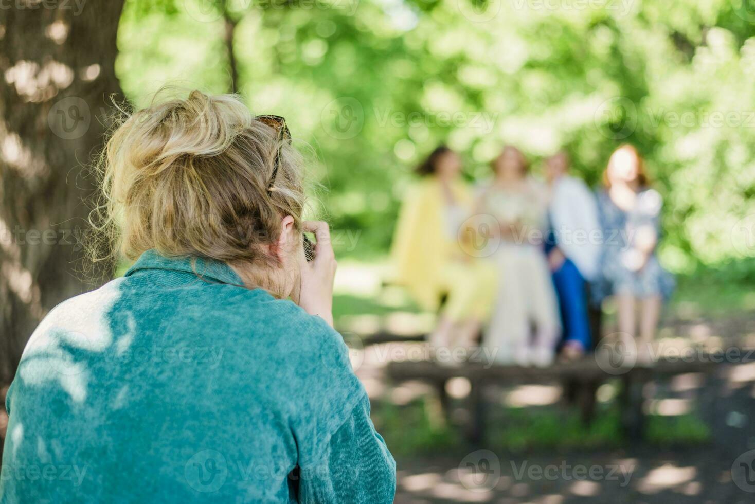 il nozze fotografo fotografie il ospiti di il sposa e sposo nel natura