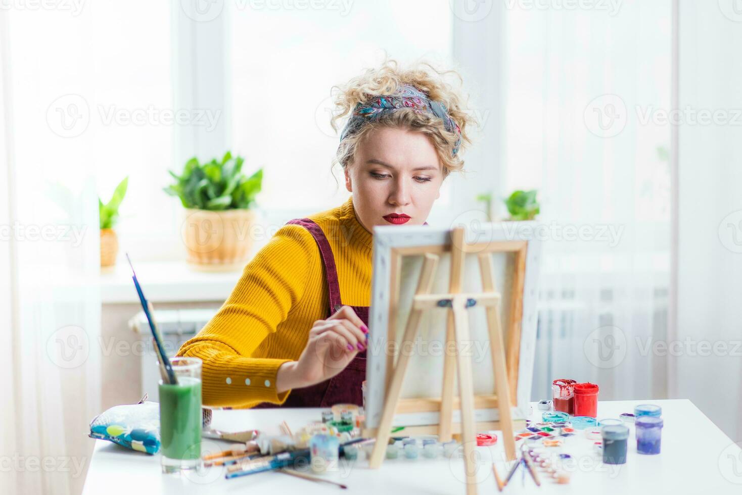 bellissimo donna artista vernici su tela a casa foto