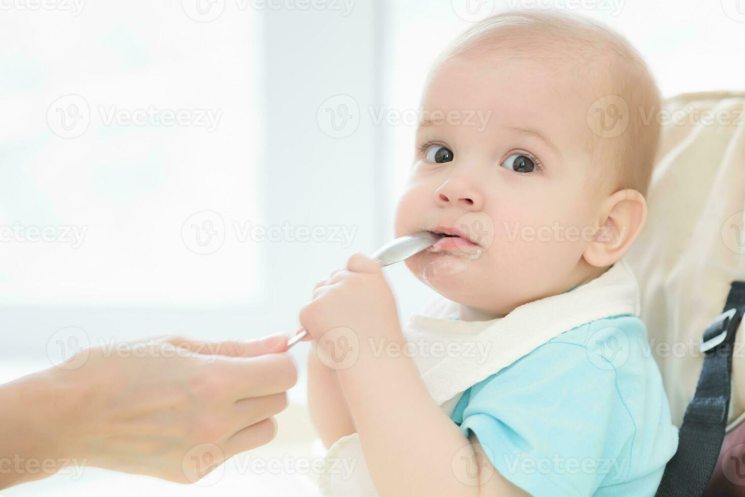 madre alimentazione sua bambino Seno porridge giorno foto