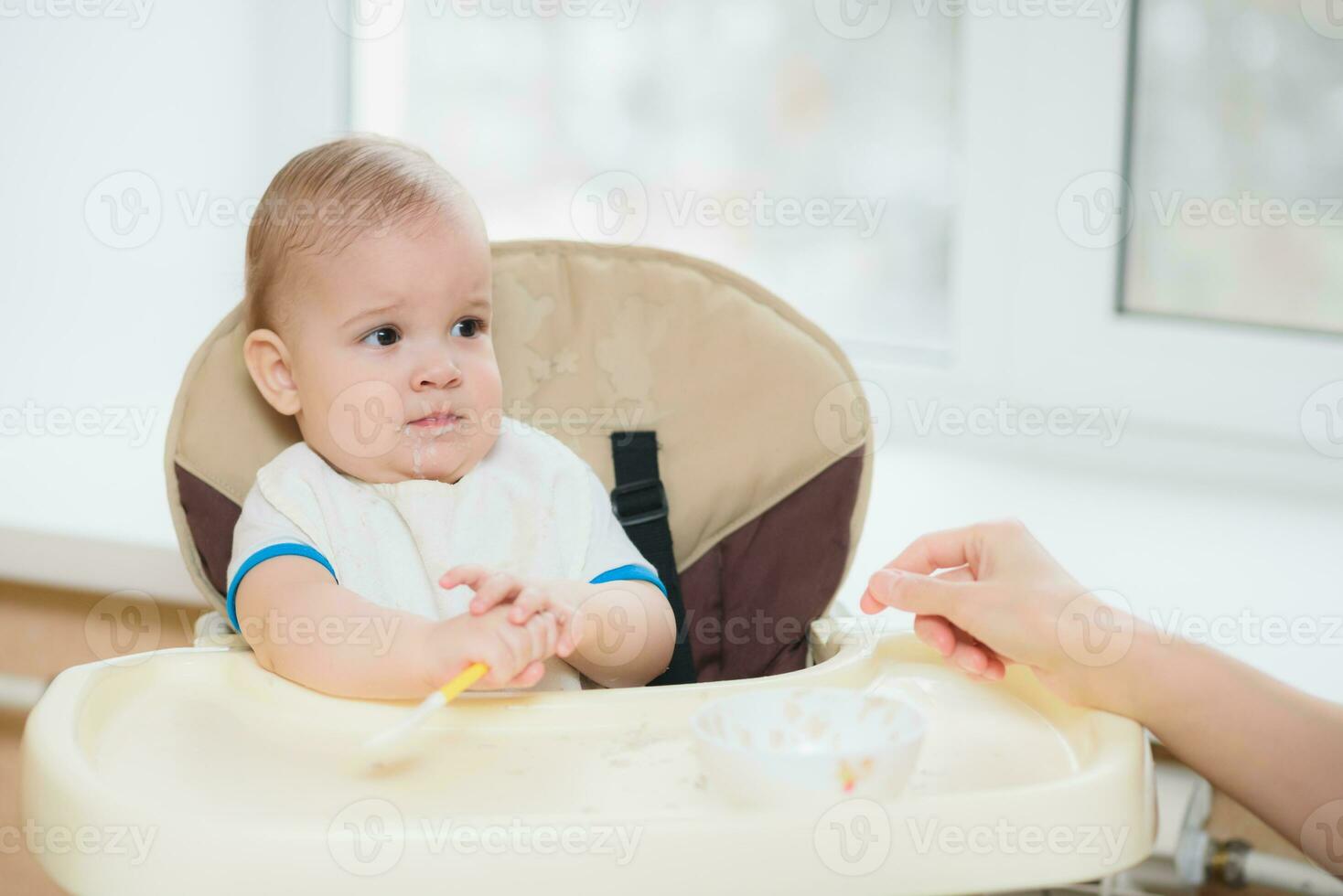 madre alimentazione sua bambino Seno porridge giorno foto