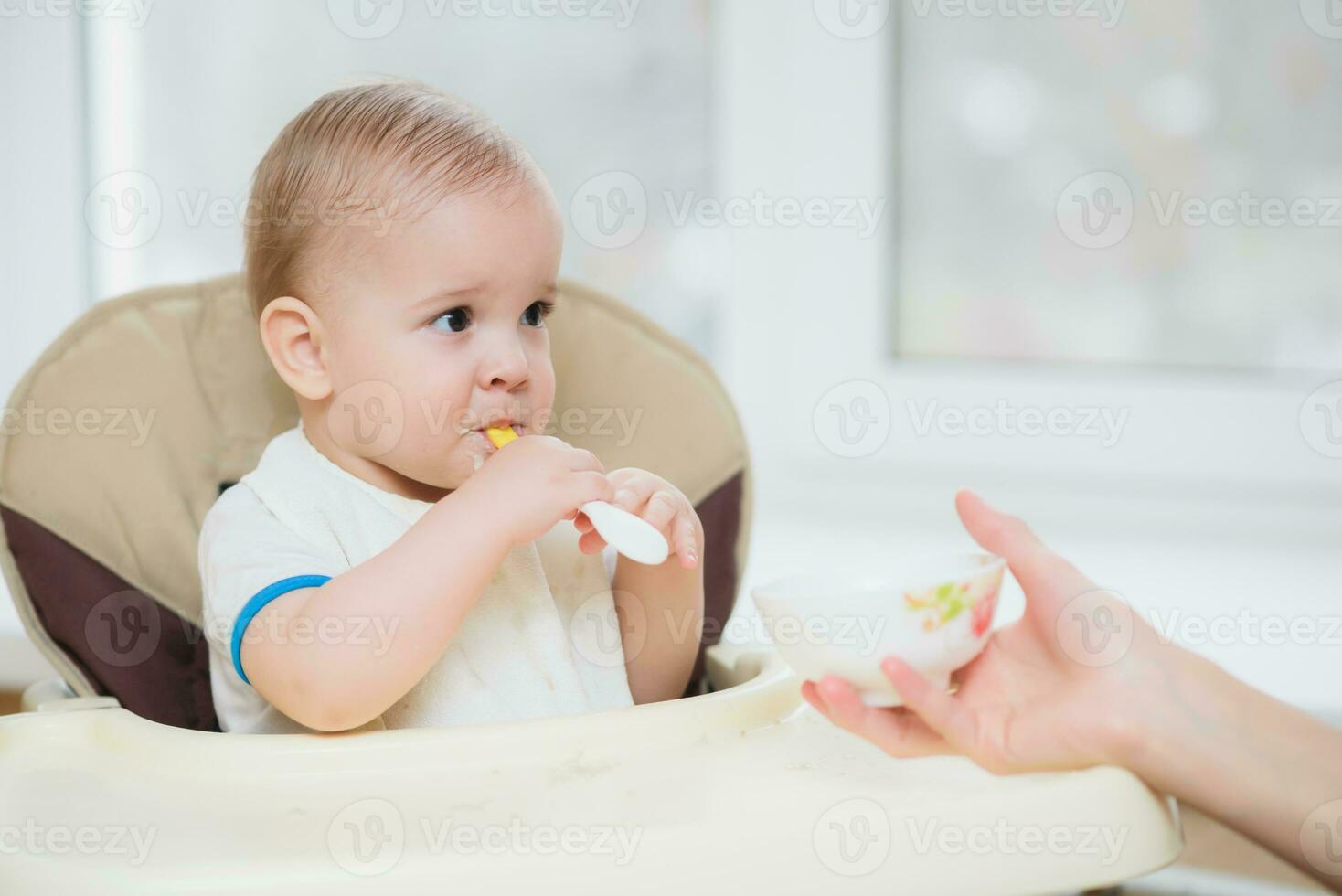 madre alimentazione sua bambino Seno porridge giorno foto