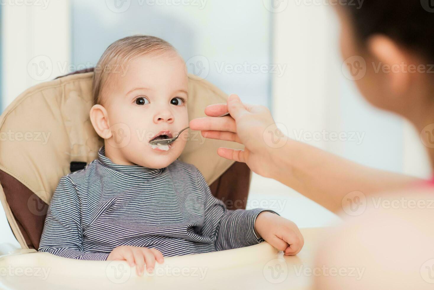 madre alimentazione sua bambino Seno porridge giorno foto