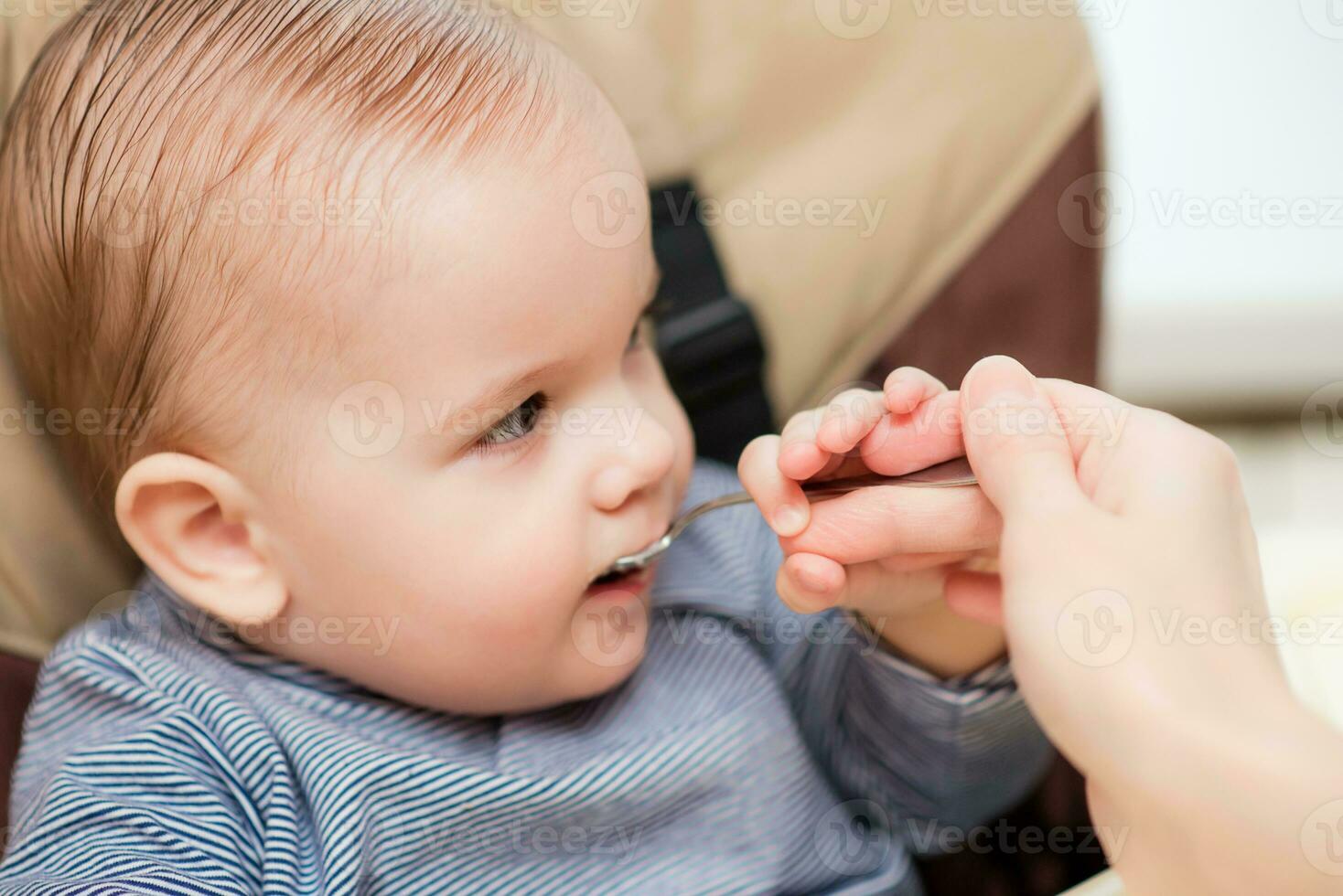 madre alimentazione sua bambino Seno porridge giorno foto