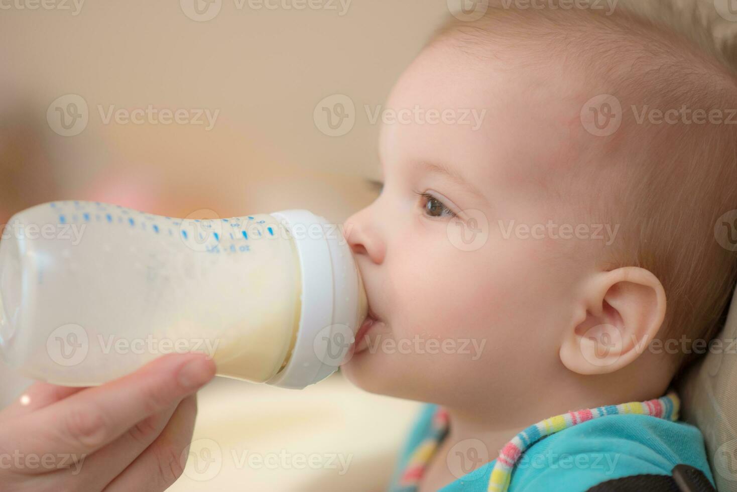 madre feed bambino a partire dal un' bottiglia di latte foto