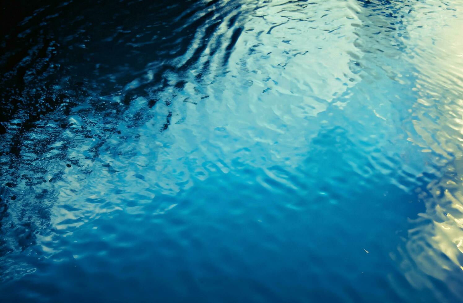 sfondo della superficie dell'acqua blu foto