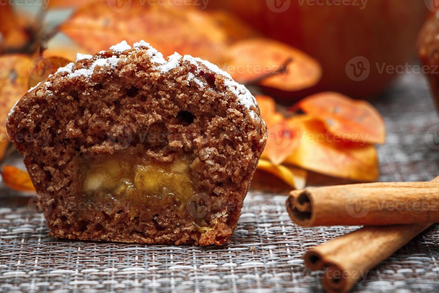 muffin al cioccolato con ripieno di mele foto