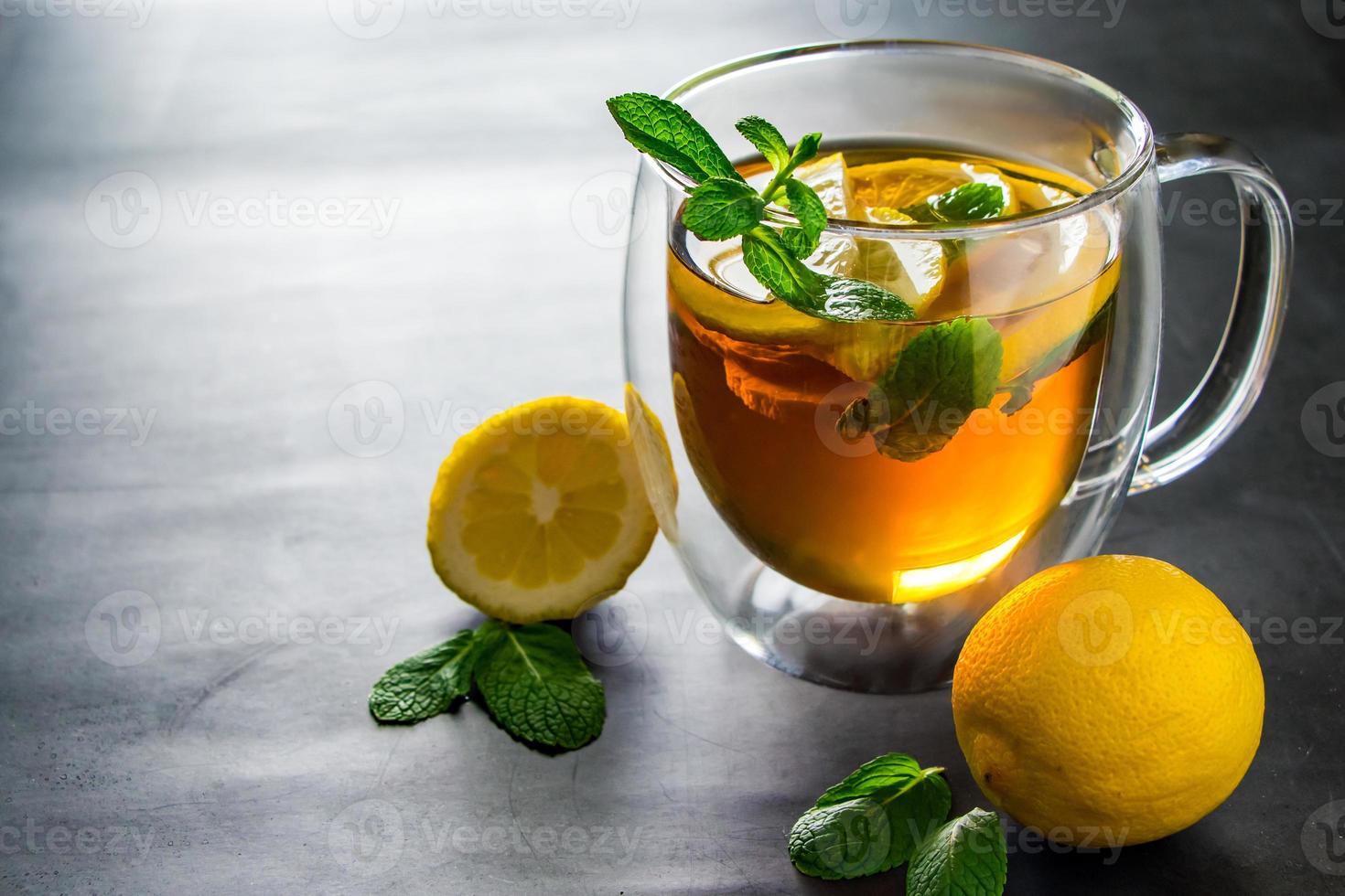 tè al limone e menta in tazza trasparente foto
