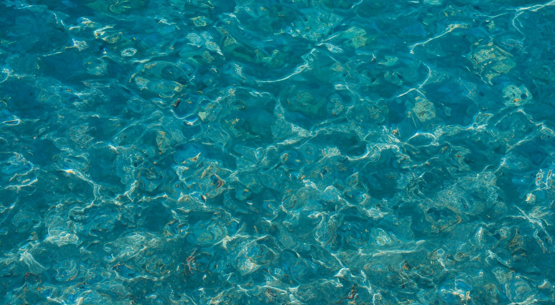 sfondo della superficie dell'acqua blu foto