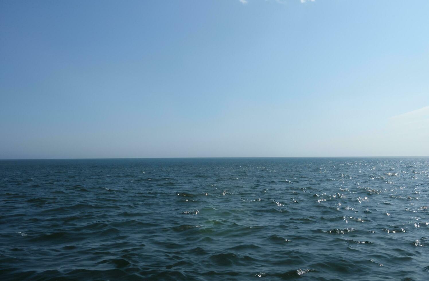 sfondo della superficie dell'acqua blu foto