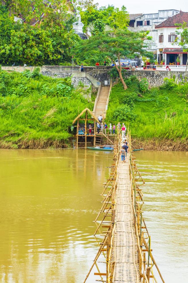 ponte di bambù sul fiume mekong a luang prabang, laos, 2018 foto