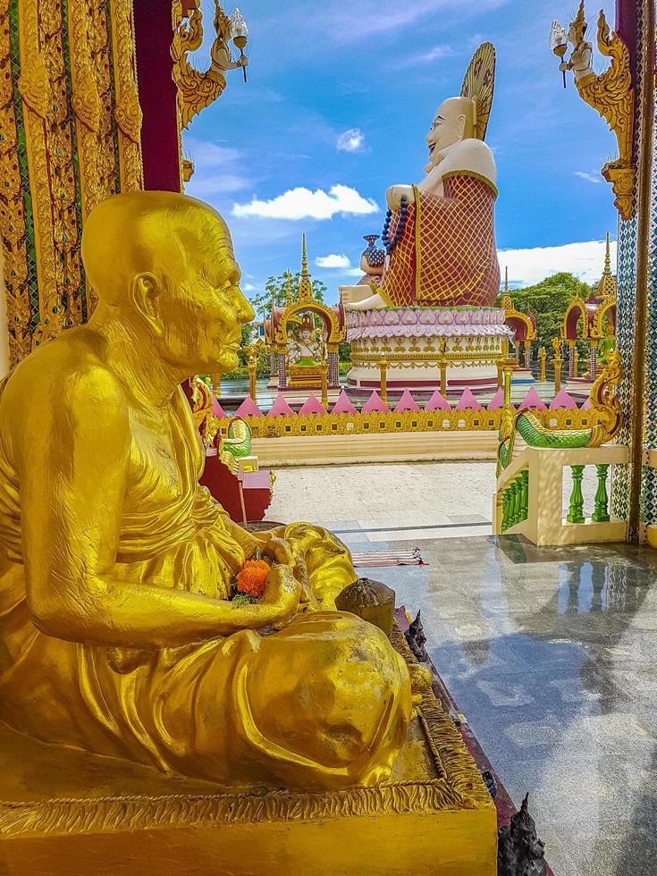 statua colorata del buddha al tempio di wat plai laem sull'isola di koh samui, thailandia, 2018 foto