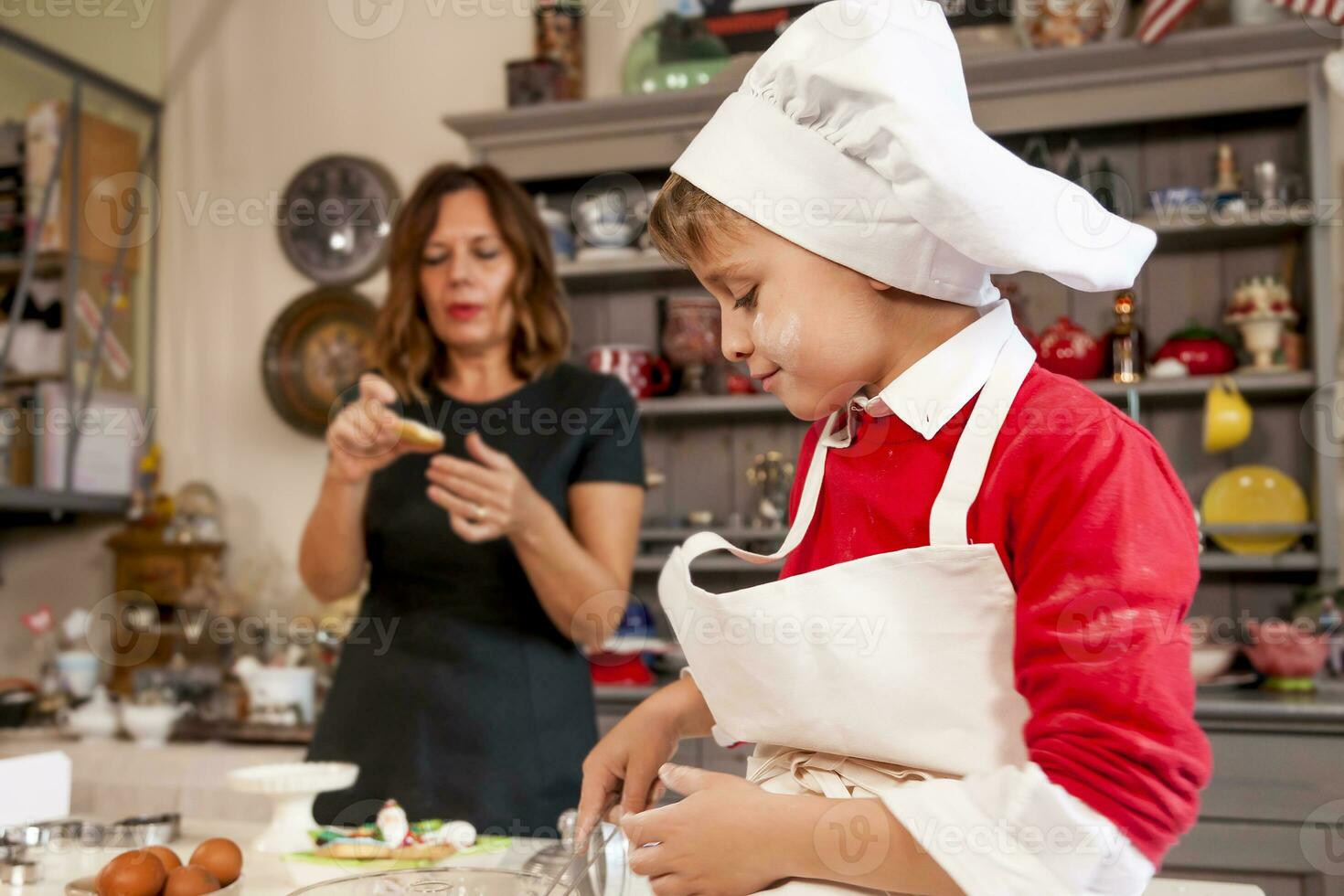 mamma e figlio cucinando dolce biscotti foto